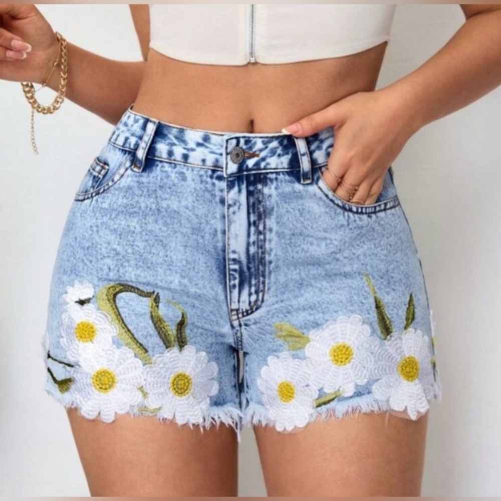 Embroidered Daisy Denim Shorts – Women’s Floral Cutoff Shorts, Size 30.